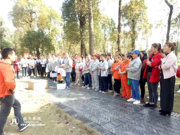 重庆佳禾豪格木门：分发节日礼品