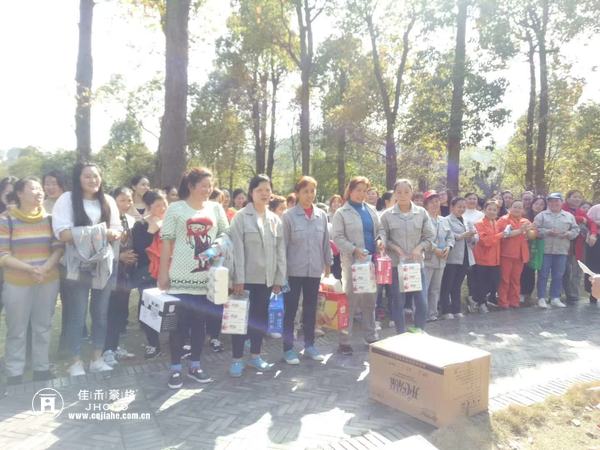 重庆佳禾豪格木门：分发节日礼品1