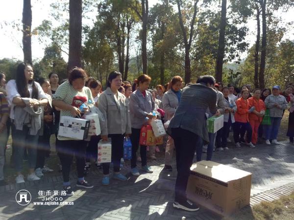 重庆佳禾豪格木门：分发节日礼品2
