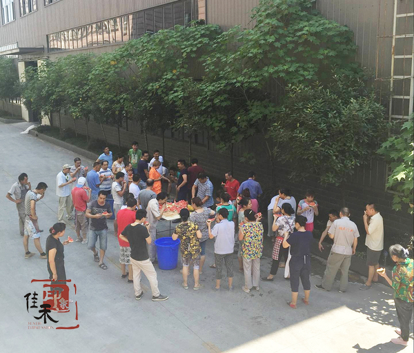 重庆佳禾公司：7月24日起，在公司停车棚和天桥脚下免费发放西瓜